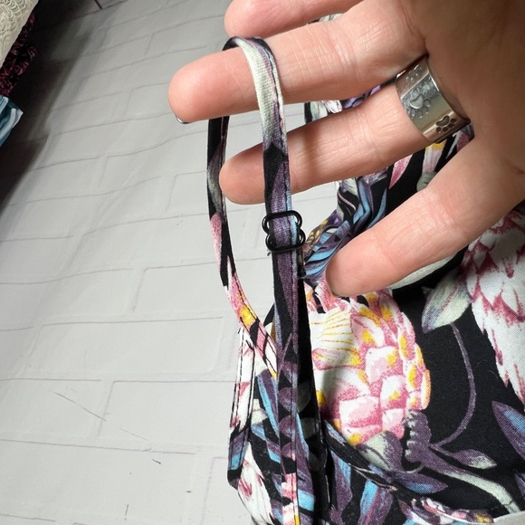 🔥2/$10|•DIVIDED•| Tropical Floral Romper Size 4 Small - Picture 4 of 10